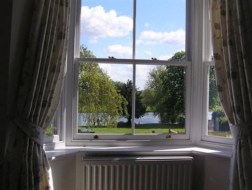 Old Riverview Guest House Earith Экстерьер фото